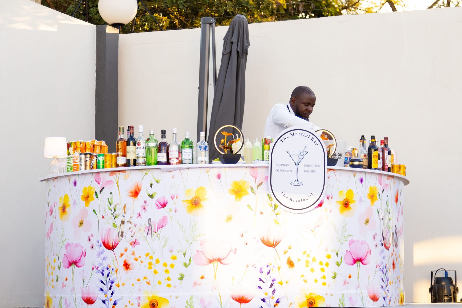 The Mixologist ZW mobile bar prepared for an outdoor event